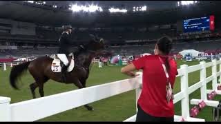 Annika Schleu bate com soco no seu cavalo Treinadora foi expulsa nas Olimpíadas Tokyo  2021 [upl. by Marlie]