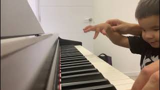 Tocando navidad en piano  Niño con ceguera empezando las clases de piano [upl. by Nilyaj]