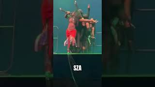 SZA performing LOW live concerts richbabydaddy drake low [upl. by Avalsorim134]