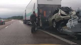 Szwecja pijany kierowca na autostradzie WALI DZWONA w TIRa [upl. by Kent]