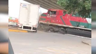 Ciudadanos captan choque entre tren y trailer en Irapuato [upl. by Cattan]