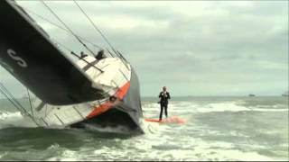 Alex Thomson debout en mer sur la quille de son bateau [upl. by Rossen]