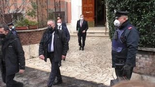 Mario Draghi esce di casa per andare a giurare al Quirinale in mano ha una cartelletta verde [upl. by Oile]