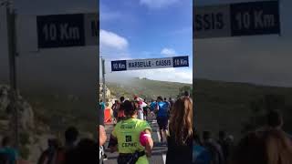 MarseilleCassis 2018  certains coureurs sont soulagés de franchir létape des 10 km [upl. by Emelita]