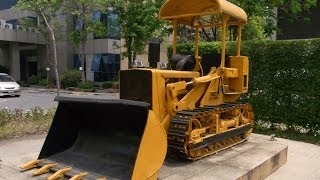 International Harvester Crawler Tractor With Drott Skid Shovel  1959 [upl. by Hyatt]