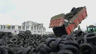 Colère des agriculteurs  à Laval des murs de pneus devant le centre des impôts  AFP [upl. by Ashley]