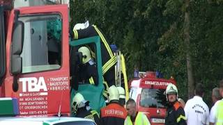 Unfall Schwerverletzter LKWFahrer  ELSTERWELLE [upl. by Pawsner]