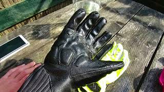 Sealskinz Sealskinz Waterproof All Weather Cyclinggloves Test Review My Phone under water [upl. by Yeta]