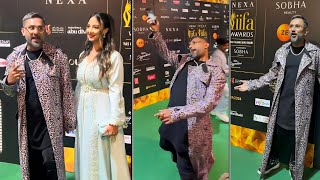 Honey Singh Throw Mobile Paaji Fun Moment With Media After Performance At IIFA Awards Show 2024 [upl. by Nawram]