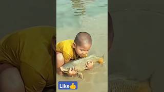 मछली पकड़ने वाला बच्चा 😱।। sssed shorts ।।shortsvideo fishing shortfeed shorts [upl. by Boswell]