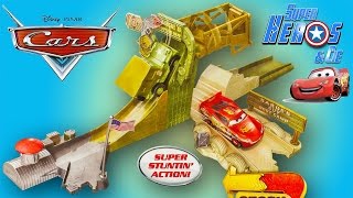 Disney Cars Piste Sarges Stuntin Surplus Camp Sergent Flash McQueen Jouet Review [upl. by Ennaj]