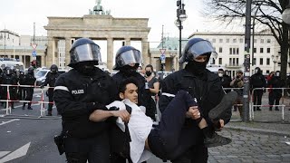 Protestas en Alemania contra la nueva ley que da al Ejecutivo más poder para poner restricciones [upl. by Nallad]