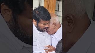 Chiranjeevi Consoles RajendraPrasad on the demise of his daughter Trivikram [upl. by Oiceladni]