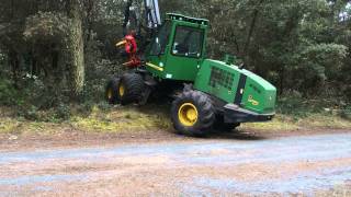 Abatteuse John Deere 1070D avec tête SP 561 LF [upl. by Durkee]