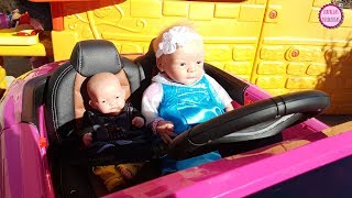 Aventuras de Bebés en Coche y Ciudad de los Juguetes [upl. by Encrata]