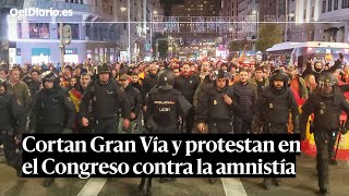 Manifestantes contra la amnistía CORTAN GRAN VÍA y se concentran frente al CONGRESO [upl. by Yeroc898]