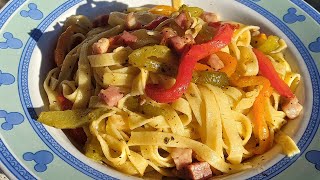 Pasta con i peperoni e pancetta Ricetta veloce e gustosa [upl. by Anatak]