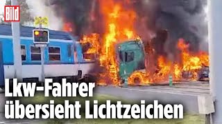 Zug rast in Lkw HorrorInferno bei Unfall am Bahnübergang [upl. by Noedig]