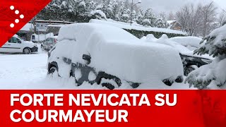 LIVE La neve scende fitta a Courmayeur Imbiancata anche Aosta diretta video [upl. by Fiora44]