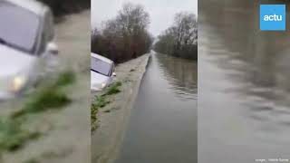 À MachecoulSaintMême une route inondée avec une voiture dans un fossé [upl. by Hamal300]