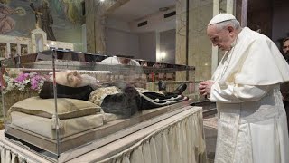 Papa Francisco rezando diante o Corpo incorrupto de São Padre Pio de Pietrelcina [upl. by Ailev830]