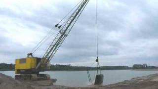 Electric dragline excavator Unex E303 extracting gravel from water [upl. by Haslett]