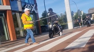 Scooter keihard op de rem voor blinde voetganger na negeren zebrapad “Dagelijkse realiteit” [upl. by Decima]