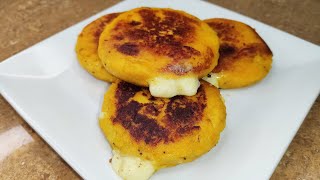 SOLO 2 INGREDIENTES  AREPITAS DE PLATANO MADURO RELLENAS CON QUESO  El Arte de Cocinar [upl. by Kirrad]