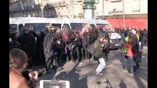 Gilets jaunes ACTE 20 La commissaire de police visée au Trocadréro la police réplique [upl. by Aushoj]