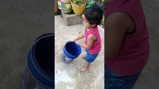 ayyo em iendi ra neku😱bucket lo vuna water motham kinda padesi bucket ni esiri kotindu❤kutti chudndi [upl. by Bone]