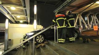 Unfall Auto fast in die Elbe gefahren Landungbrücke 6 Hamburg [upl. by Tessler]