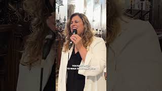 Elise Mannah zingt ‘You Raise Me Up’ in deze bijzondere kerk in Oxford  Nederland Zingt [upl. by Kall]