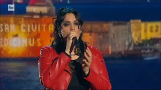 Alessia Ardì canta quotLamore si odiaquot  Dalla strada al palco 19032024 [upl. by Essyla]