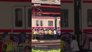 KRL di Stasiun Cikarang Jadi Sasaran Vandalisme [upl. by Joslyn954]