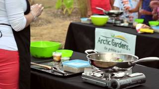 Session de cuisine extérieure  sauté de légumes Arctic Gardens [upl. by Nyrb]