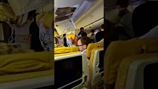 Las fuertes turbulencias en un vuelo de Singapore Airlines dejan un muerto y varios heridos shorts [upl. by Silvie858]