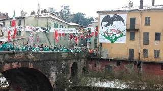 Storico carnevale di Ivrea 2015 lancio delle arance nel Borghetto [upl. by Lombard]