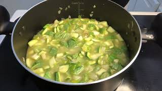 Soupe de courgettes et de pommes de terre [upl. by Yelnoc]