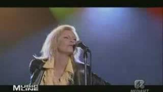 PATTY PRAVO SCANDALOSA FINTO LIVE noi di là lagoinha 2002 [upl. by Lrat]