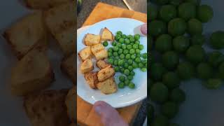 PIE CLASSIC  STEAK CHIPS PEAS WITH ONION GRAVY 🥧 😁 [upl. by Pen]