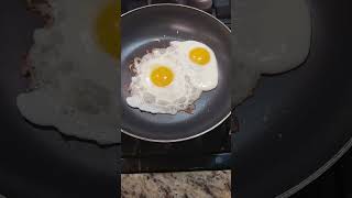 Huevos Estrellados sobre Queso Tostadito delicioso short shorts shortvideo recetas [upl. by Eelrebmik]