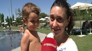 Chorros de agua en Madrid Río para sofocar el calor [upl. by Retsevlys173]