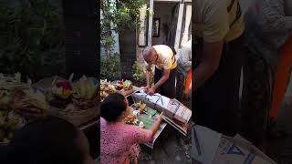 Opening babiguling roasted pig for our hindu ceremony [upl. by Thibaud]