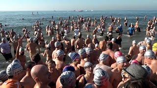 Torna il Tuffo di Capodanno in piazza Mazzini [upl. by Araihc]