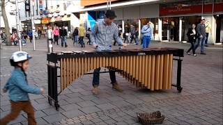 Ein Strassenmusiker mit einem Xylophon in Stuttgart [upl. by Stephenie]