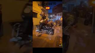 🇪🇸 VECINOS DE UTIEL CON LANCHAS PARA RESCATAR A GENTE ATRAPADA POR LA DANA🇪🇸 shorts viral españa [upl. by Auqenes]