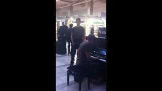 Gare Montparnasse piano et chanson improvisés [upl. by Friedberg]