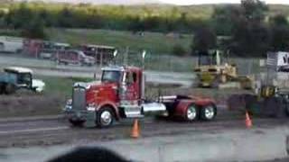 2007 W900 Kenworth Pulling [upl. by Anerdna382]