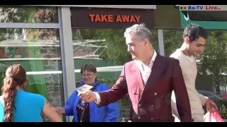 Asta inseamna sa fi mafiot Gigi Becali imparte bani live [upl. by Azenav797]