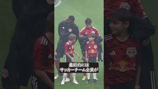 サッカー選手の優しい行動 [upl. by Solracnauj]